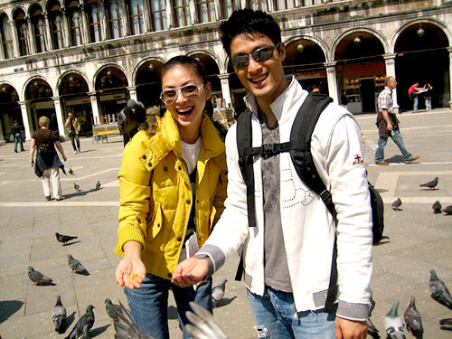 Jonny Trí Nguyễn chia sẻ những cảm nhận của anh về Ngô Thanh Vân trên một trang báo: "Đả nữ là vây, 'ngoan cường đàn ông' là vậy, nhưng Vân vẫn rất ơi là nữ tính. Cô ấy rất chi là thích hoa vàng. Mỗi lầ tới thăm nhà tôi đều thấy Vân trưng hoa vàng, để nến thơm rất ư là lãng mạn. Trong văn phòng cũng vậy, luôn có hoa và những vật trang trí nho nhỏ màu vàng". Jonny Trí Nguyễn chia sẻ những cảm nhận của anh về Ngô Thanh Vân trên một trang báo: "Đả nữ là vây, 'ngoan cường đàn ông' là vậy, nhưng Vân vẫn rất ơi là nữ tính. Cô ấy rất chi là thích hoa vàng. Mỗi lầ tới thăm nhà tôi đều thấy Vân trưng hoa vàng, để nến thơm rất ư là lãng mạn. Trong văn phòng cũng vậy, luôn có hoa và những vật trang trí nho nhỏ màu vàng".