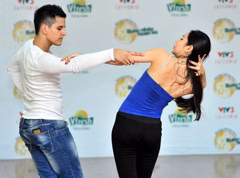 Thủy Tiên: Cẩn thận không hỏng hết tóc đẹp bây giờ. Thủy Tiên: Cẩn thận không hỏng hết tóc đẹp bây giờ.