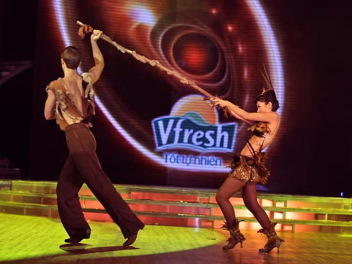 Thu Minh: Mình mà lấy được cái gậy này thì chết với mình. Thu Minh: Mình mà lấy được cái gậy này thì chết với mình.