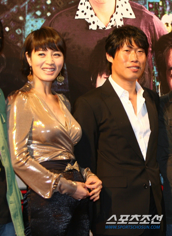 Theo lời của Kim Hye Soo thì Yoo Hae Jin đã chinh phục được cô bởi sự nghiêm túc nhưng cũng đầy hài hước, chân thành và thẳng thắn. Tuy nhiên sau đó cặp đôi này cũng đã chia tay bởi không cùng chung ý kiến trong vấn đề hôn nhân. Dù vậy, họ vẫn được cho là cặp đôi số 1 cho hình mẫu 'người đẹp và quái thú' của Hàn Quốc.