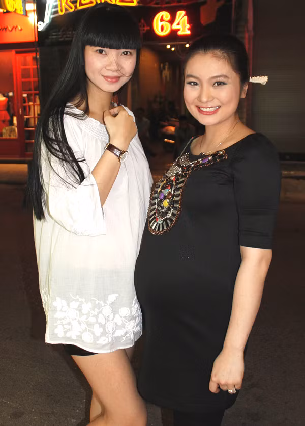 Diễn viên Diệu Hương và siêu mẫu Hạ Vi vui vẻ trò chuyện với nhau. Được biết Hạ Vi cũng đang mang bầu ở tháng thứ 7 và là một bé trai. Cô sẽ vượt cạn trước Diệu Hương khoảng 1 tuần.
