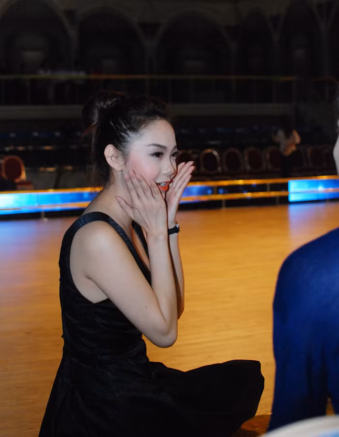 Minh Hằng: "Anh cứ khen làm em vui đỏ hết cả mặt" Minh Hằng: "Anh cứ khen làm em vui đỏ hết cả mặt"
