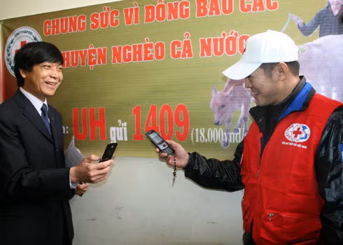 Đặc biệt, Lý Liên Kiệt bày tỏ lời khen chân thành về ý tưởng nhắn tin ủng hộ người nghèo của Trung ương Hội chữ thập đỏ Việt Nam. Nói xong, nam diễn viên nổi tiếng không ngần ngại rút điện thoại ra nhắn tin ủng hộ. (Ảnh: Văn Trinh) Đặc biệt, Lý Liên Kiệt bày tỏ lời khen chân thành về ý tưởng nhắn tin ủng hộ người nghèo của Trung ương Hội chữ thập đỏ Việt Nam. Nói xong, nam diễn viên nổi tiếng không ngần ngại rút điện thoại ra nhắn tin ủng hộ. (Ảnh: Văn Trinh)