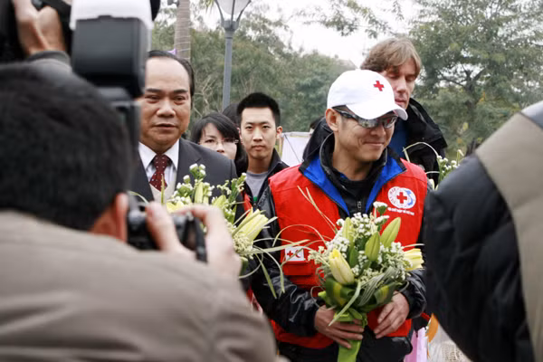 Sau khi đến Việt Nam và nghỉ ngơi trong một ngày, chiều ngày 21/1/2011, Lý Liên Kiệt thăm trụ sở Trung Ương hội chữ thập đỏ Việt Nam. Sáng ngày 22/1, ngôi sao phim 'Vua Kungfu' cùng tham gia phát động hiến máu trong chương trình Lễ hội Xuân Hồng diễn ra tại công viên Tuổi Trẻ Hà Nội.(Ảnh: Dân Việt) Sau khi đến Việt Nam và nghỉ ngơi trong một ngày, chiều ngày 21/1/2011, Lý Liên Kiệt thăm trụ sở Trung Ương hội chữ thập đỏ Việt Nam. Sáng ngày 22/1, ngôi sao phim 'Vua Kungfu' cùng tham gia phát động hiến máu trong chương trình Lễ hội Xuân Hồng diễn ra tại công viên Tuổi Trẻ Hà Nội.(Ảnh: Dân Việt)