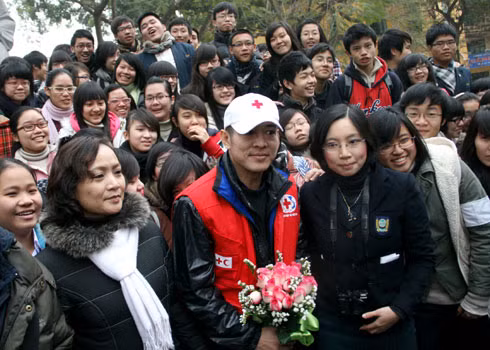 Ngay sao đó, Lý Liên Kiệt di chuyển đến trường Trung học Chu Văn An để giao lưu với các bạn học sinh. (Ảnh: Văn Trinh) Ngay sao đó, Lý Liên Kiệt di chuyển đến trường Trung học Chu Văn An để giao lưu với các bạn học sinh. (Ảnh: Văn Trinh)