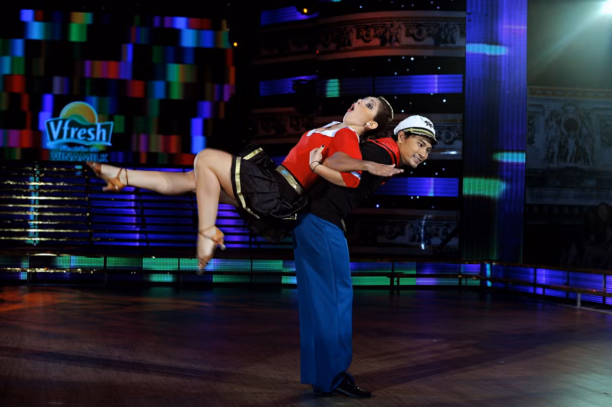 Thủy thủ Popeye Huỳnh Đông: Ăn rau chân vịt rồi, bê vác em nhẹ hều. Thủy thủ Popeye Huỳnh Đông: Ăn rau chân vịt rồi, bê vác em nhẹ hều.