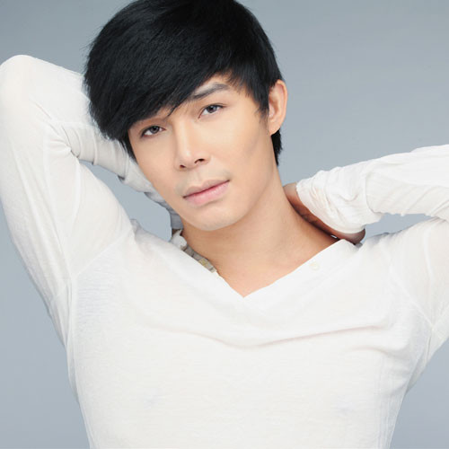 Natha Lee liên tục bày tỏ thái độ gay gắt trên facebook cá nhân cũng như trong khi phỏng vấn về việc 'người yêu tin đồn' của anh - Phương Mai không xứng đáng đăng quang Siêu mẫu 2012.
