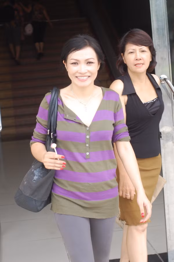 Sao em ăn một mình thế Phương Thanh. Chờ chị tý đi!