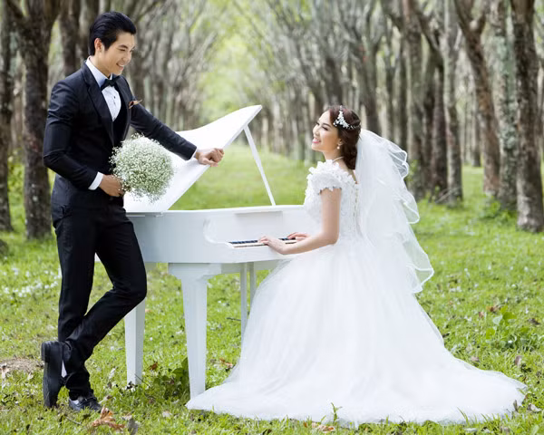 Cặp đôi lãng mạn trong khung cảnh đẹp giữa thiên nhiên (Theo Ngôi sao) Cặp đôi lãng mạn trong khung cảnh đẹp giữa thiên nhiên (Theo Ngôi sao)