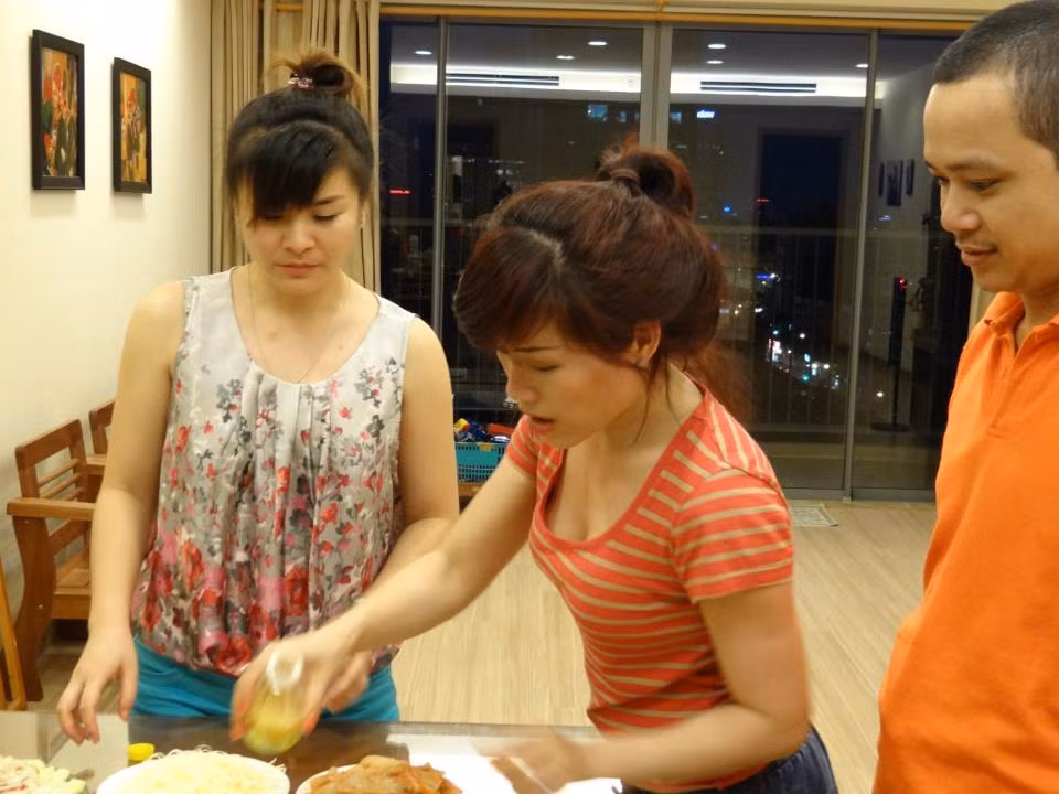 Kim Oanh chăm chú xem vợ Hải Anh trổ tài.