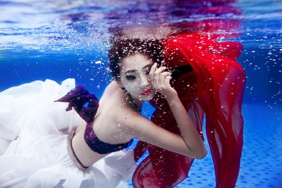 Sau hơn 4 tiếng làm việc liên tục dưới nước Trà My đã hoàn thành một bộ ảnh tuyệt đẹp: hài hòa về màu sắc, gương mặt biểu cảm, chuyên nghiệp trong cách thể hiện. (Theo NS) Sau hơn 4 tiếng làm việc liên tục dưới nước Trà My đã hoàn thành một bộ ảnh tuyệt đẹp: hài hòa về màu sắc, gương mặt biểu cảm, chuyên nghiệp trong cách thể hiện. (Theo NS)