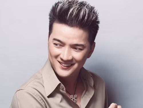 Khi được hỏi về phát ngôn cách đây một năm: "đứa con của Hưng đang trên đường về Việt Nam" nhưng sao vẫn chưa thấy con của anh xuất hiện bao giờ, Đàm Vĩnh Hưng chia sẻ: "Không có. Người bạn gái của tôi, người ở bên Mỹ đã đồng ý về Việt Nam sinh con cho tôi lúc chuẩn bị về Việt Nam thì phát hiện bị ung thư máu. Cô ấy nói với tôi rằng vì tôi cô ấy không ngại gì hết nhưng sợ đứa con của tôi bị di truyền căn bệnh từ mẹ nên rất xin lỗi vì không thể sinh con cho tôi". Khi được hỏi về phát ngôn cách đây một năm: "đứa con của Hưng đang trên đường về Việt Nam" nhưng sao vẫn chưa thấy con của anh xuất hiện bao giờ, Đàm Vĩnh Hưng chia sẻ: "Không có. Người bạn gái của tôi, người ở bên Mỹ đã đồng ý về Việt Nam sinh con cho tôi lúc chuẩn bị về Việt Nam thì phát hiện bị ung thư máu. Cô ấy nói với tôi rằng vì tôi cô ấy không ngại gì hết nhưng sợ đứa con của tôi bị di truyền căn bệnh từ mẹ nên rất xin lỗi vì không thể sinh con cho tôi".
