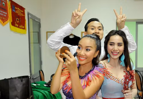 Mắt Thủy Tiên có vẻ 'thèm thuồng' cái gương của Đoan Trang quá!