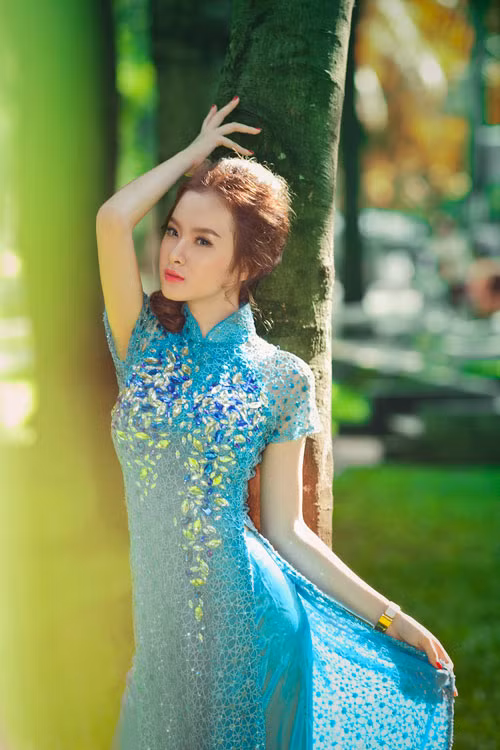 Sau những ồn ào về chuyện ăn mặc hở hang, không đúng với tuổi, 'bà mẹ nhí' Phương Trinh bất ngờ kín đáo trong bộ ảnh mới.