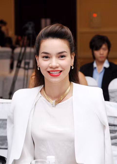 Khi được hỏi về một đám cưới trong tương lai, Hồ Ngọc Hà trả lời: "Tôi có nhiều thứ khác to lớn hơn để mơ ước hơn là mặc váy cô dâu cho mọi người bàn ra tán vào. Bao nhiêu lời chúc tục xôn xoa kia là thật từ đáy lòng? Thôi thì cứ sống cuộc sống của mình, con tôi gọi tôi là mẹ, gọi người đàn ông của mình là cha thì đó đã là một gia đình rồi". (Theo Eva) Khi được hỏi về một đám cưới trong tương lai, Hồ Ngọc Hà trả lời: "Tôi có nhiều thứ khác to lớn hơn để mơ ước hơn là mặc váy cô dâu cho mọi người bàn ra tán vào. Bao nhiêu lời chúc tục xôn xoa kia là thật từ đáy lòng? Thôi thì cứ sống cuộc sống của mình, con tôi gọi tôi là mẹ, gọi người đàn ông của mình là cha thì đó đã là một gia đình rồi". (Theo Eva)
