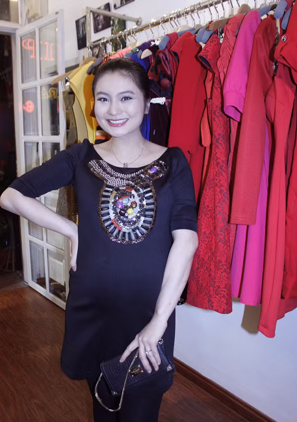 Tối 22/4, đến dự buổi khai trương showroom của NTK Hà Duy, Diệu Hương vẫn rất xinh đẹp, duyên dáng trước ống kính dù đang mang bụng bầu 7 tháng. Diệu Hương chia sẻ từ ngày mang bầu cô tăng cân nhanh và vợ chồng cô đang chờ đón cô con gái đầu lòng.