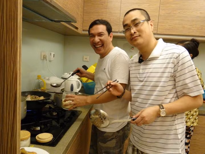 Việt Thái trợ giúp Quang Thắng.