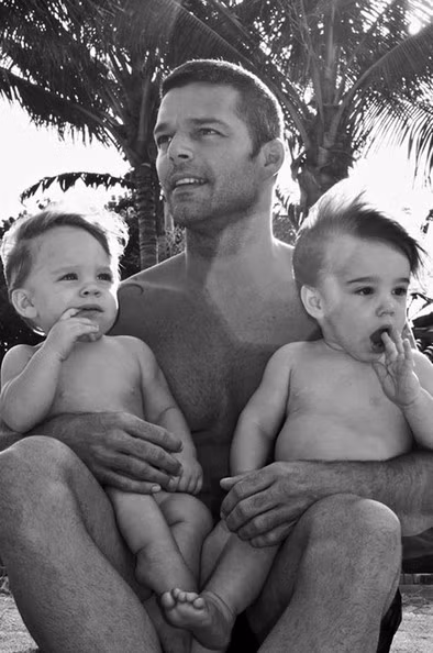 Đây là hình ảnh hai bé trai sinh đôi có tên Matteo và Valentino nhà Ricky Martin.