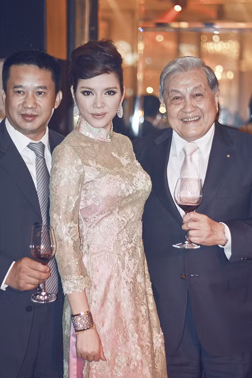 Trong chuyến công tác tới Hồng Kông tham gia Hội thảo xúc tiến du lịch thương mại Việt Nam, Lý Nhã Kỳ đã có dịp diện bộ áo dài ren tinh tế của nhà thiết kế Shanghai Tang.