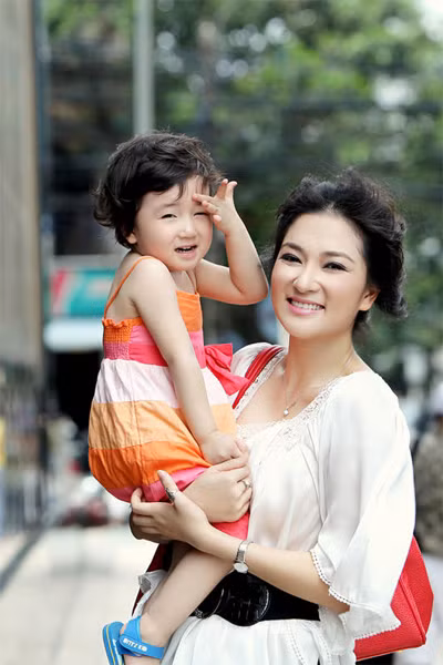 Nguyễn Thj Huyền kết hôn năm 2007 và có một con gái. Nhưng hiện tại cô đã ly hôn >Bằng chứng cho thấy Nguyễn Thị Huyền không mang bầu