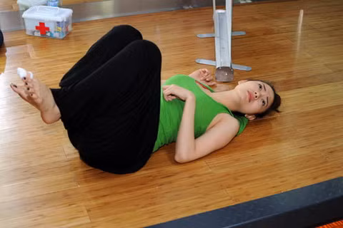 Minh Hằng: Ơ sao con thạch thùng bò trên trần nhà mà không bị rơi xuống nhỉ?