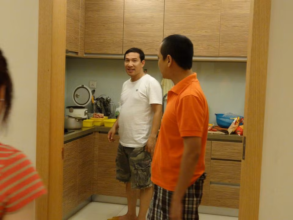 ....Quang Thắng 'mũi to' có vẻ như phải xắn tay vào bếp nấu nướng.