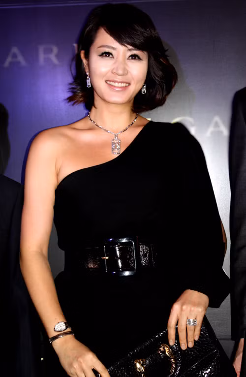 Nữ diễn viên, MC Hàn Quốc KIm Hye Soo rất thích chiếc đồng hồ hình rắn của mình. Cô thương xuyên mang theo mình trong các sự kiện sang trong với mong muốn nhận được may mắn. Nữ diễn viên, MC Hàn Quốc KIm Hye Soo rất thích chiếc đồng hồ hình rắn của mình. Cô thương xuyên mang theo mình trong các sự kiện sang trong với mong muốn nhận được may mắn.