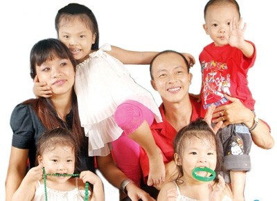 Sau khi sinh con gái đầu lòng, vợ Đức Hải lại mang tam thai và sinh hạ cho anh 2 công chúa và 1 hoàng tử.