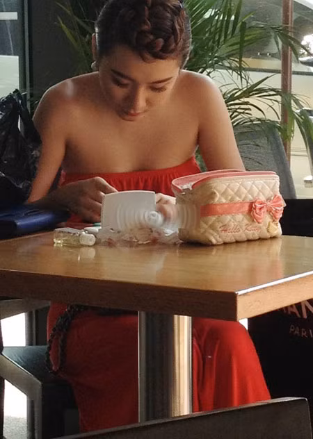 Từ trước đến nay Phương Trinh đều nói rằng cô sinh năm 1994, nhưng thật bất ngờ vào ngày thi tốt nghiệp THPT Phương Trinh không hề đi thi mà lại đi chụp hình. Đến lúc này Angela Phương Trinh mới thừa nhận là cô đã nói dối thêm một tuổi (thực tế Phương Trinh sinh năm 1995) để đủ 18 tuổi thì sẽ không bị mọi người phản đối khi yêu người lớn tuổi. (Ảnh:kênh 14)