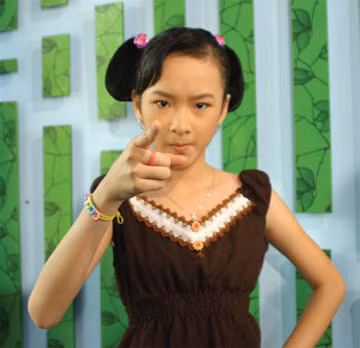 Một cô em gái dễ thương tên Diệp trong Kính vạn hoa, một Vy (lúc nhỏ) đầy cảm xúc trong Mùi ngò gai, và rồi là một 'Bà mẹ nhí' cá tính khẳng định tên tuổi của Angela Phương Trinh.(Ảnh: Báo ảnh Đất Mũi)