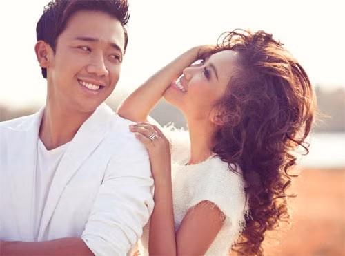 Trấn Thành nói về tật xấu của chồng Đoan Trang: "Ông xã Đoan Trang cực 'nhiều chuyện'. Bởi vì suốt ngày gọi điện cho vợ mà anh ấy vẫn có đủ chuyện để nói cả ngày, lại nói từ ngày này sang ngày khác thì đáng nể thật. Anh ấy quả là người quá yêu vợ mình. Mà biết đâu nếu anh Johan làm MC ở showbiz Việt lại lấy hết đất diễn, giật hết show của tôi cũng nên". Trấn Thành nói về tật xấu của chồng Đoan Trang: "Ông xã Đoan Trang cực 'nhiều chuyện'. Bởi vì suốt ngày gọi điện cho vợ mà anh ấy vẫn có đủ chuyện để nói cả ngày, lại nói từ ngày này sang ngày khác thì đáng nể thật. Anh ấy quả là người quá yêu vợ mình. Mà biết đâu nếu anh Johan làm MC ở showbiz Việt lại lấy hết đất diễn, giật hết show của tôi cũng nên".