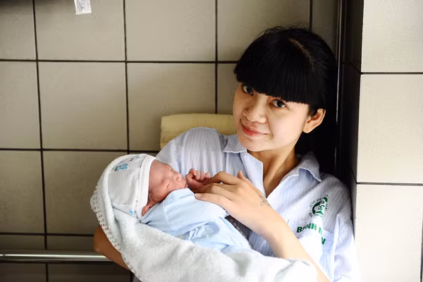 Sáng sớm ngày 30/6, siêu mẫu Hạ Vy đã sinh hạ bé trai thứ hai. Em bé ra đời chậm 2 tuần so với dự kiến khiến cả gia đình rất lo lắng. Hạ Vy phải đến bệnh viện tiêm thuốc để sinh con. May mắn là em bé nặng 3,4 kg và hoàn toàn khỏe mạnh.