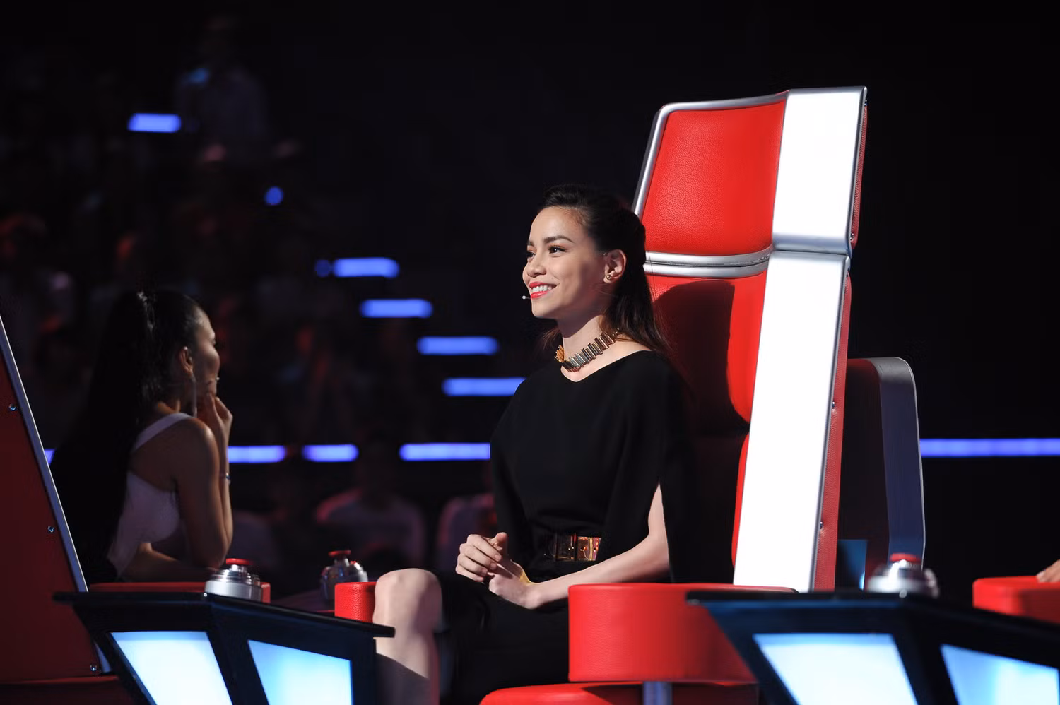 Hà Hồ luôn cười rất tươi, khoe nụ cười rất đẹp, rất sang của mình Hà Hồ luôn cười rất tươi, khoe nụ cười rất đẹp, rất sang của mình