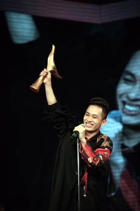 Tùng Dương đạt giải ca sĩ của năm khi lần lượt chiến thắng Hồ Quỳnh Hương, Thu Minh, Nguyên Thảo.