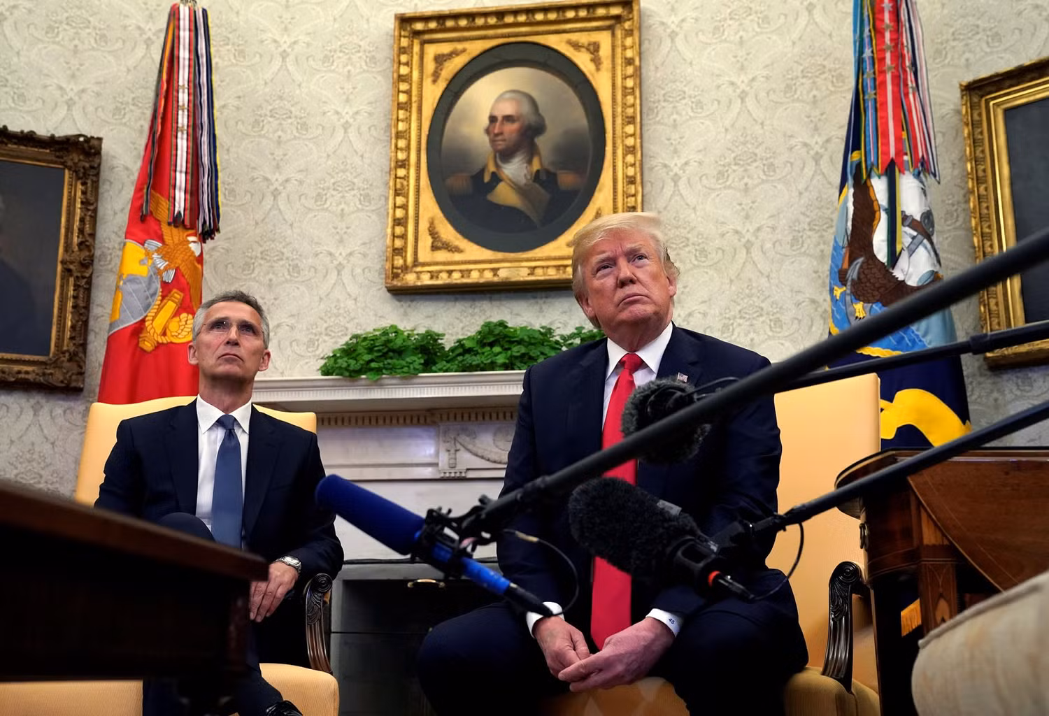 Tổng thống Hoa Kỳ Donald Trump và Tổng thư ký NATO tại Phòng Bầu Dục, Nhà Trắng, ảnh: Reuters.