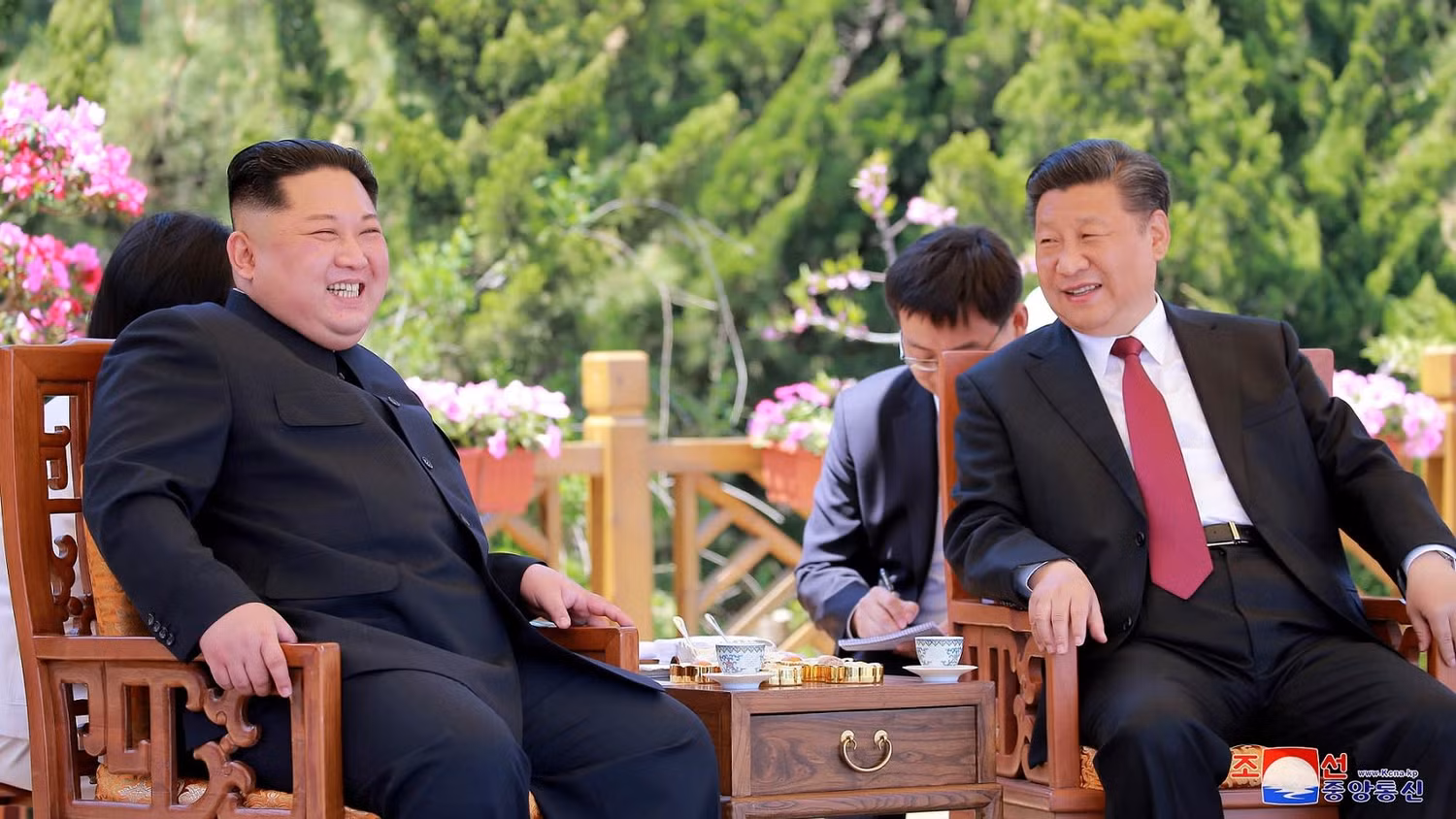 Nhà lãnh đạo Triều Tiên Kim Jong-un và Chủ tịch Trung Quốc Tập Cận Bình tại Đại Liên hôm 7/5, ảnh: KCNA. Nhà lãnh đạo Triều Tiên Kim Jong-un và Chủ tịch Trung Quốc Tập Cận Bình tại Đại Liên hôm 7/5, ảnh: KCNA.