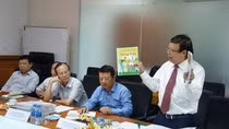 Chủ tịch Hội đồng quản trị Công ty Cổ phần Đầu tư Xuất bản - Thiết bị Giáo dục Việt Nam Ngô Trần Ái giới thiệu bản thảo cuốn sách Tiếng Việt 1 mà Công ty đang biên soạn. Cuốn sách này trên bìa ghi (Tổng chủ biên kiêm chủ biên Nguyễn Minh Thuyết). Ảnh: daibieunhandan.vn.
