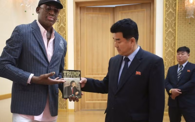 Dennis Rodman đã tặng ông Kim Jong-un một cuốn "Nghệ thuật đàm phán", ảnh: smithsdaily.com. Dennis Rodman đã tặng ông Kim Jong-un một cuốn "Nghệ thuật đàm phán", ảnh: smithsdaily.com.