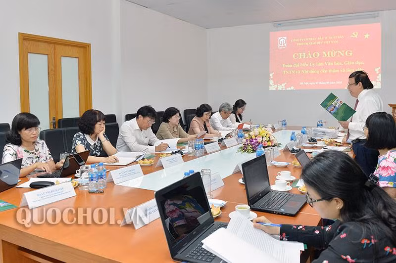 Chủ tịch Hội đồng Quản trị Công ty Cổ phần Đầu tư xuất bản - thiết bị giáo dục Việt Nam Ngô Trần Ái báo cáo việc tham gia tổ chức biên soạn sách giáo khoa phổ thông theo Nghị quyết 88 của Quốc hội. Ảnh: Trọng Quỳnh / quochoi.vn. Chủ tịch Hội đồng Quản trị Công ty Cổ phần Đầu tư xuất bản - thiết bị giáo dục Việt Nam Ngô Trần Ái báo cáo việc tham gia tổ chức biên soạn sách giáo khoa phổ thông theo Nghị quyết 88 của Quốc hội. Ảnh: Trọng Quỳnh / quochoi.vn.