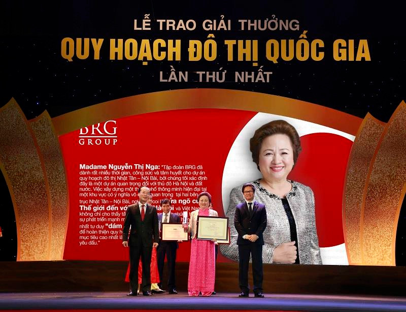 Bà Nguyễn Thị Nga - Chủ Tịch Tập đoàn BRG nhận giải thưởng Cá nhân xuất sắc tiêu biểu Bà Nguyễn Thị Nga - Chủ Tịch Tập đoàn BRG nhận giải thưởng Cá nhân xuất sắc tiêu biểu