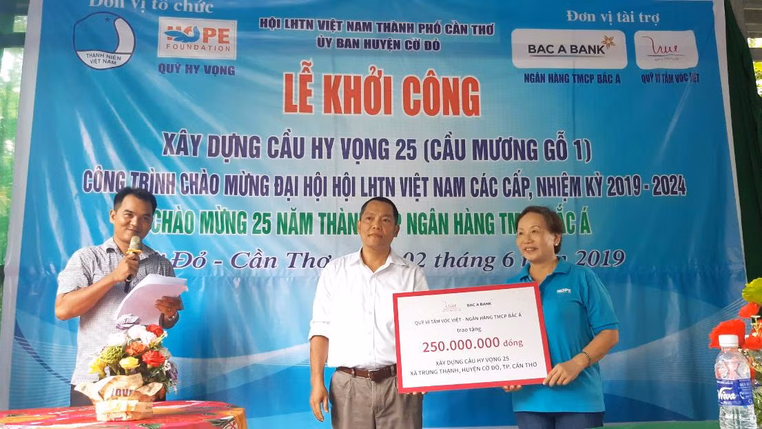 Ông Phan Nhật Tính, Giám đốc BAC A BANK Chi nhánh Cần Thơ trao tặng 250 triệu đồng cho Quỹ Hy Vọng - đơn vị thực hiện xây dựng cây cầu. Ông Phan Nhật Tính, Giám đốc BAC A BANK Chi nhánh Cần Thơ trao tặng 250 triệu đồng cho Quỹ Hy Vọng - đơn vị thực hiện xây dựng cây cầu.