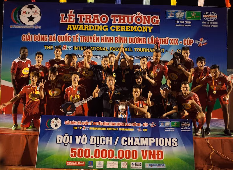 Các cầu thủ Hoàng Anh Gia Lai với chiếc Cup vô địch Number 1