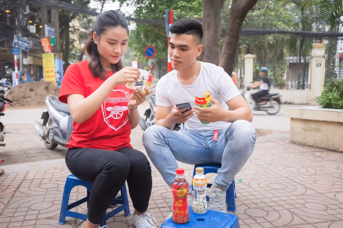 Tìm mã số bên trong nhãn chai để nhắn tin dự thưởng