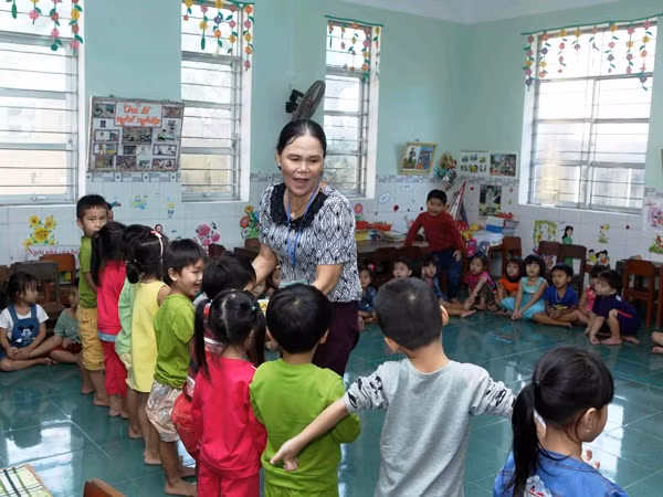 Để có cái Tết sung túc, nhiều giáo viên phải đi làm thêm. Ảnh: TTXVN