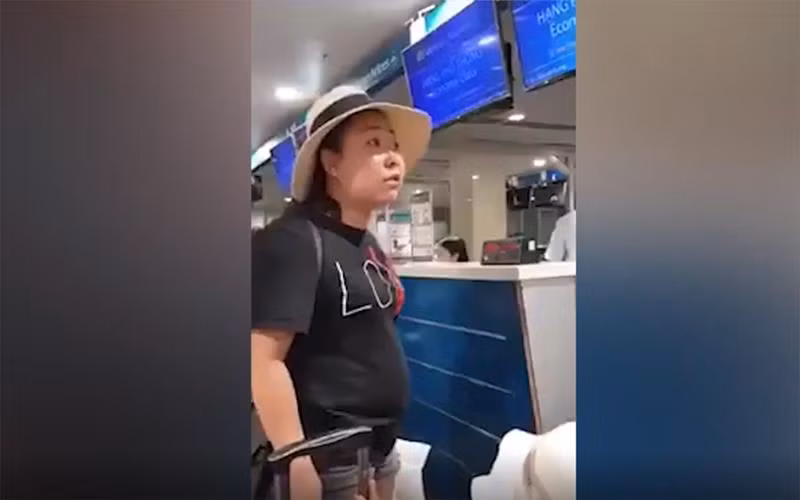Hình ảnh Đại úy Công an Lê Thị Hiền chửi bới nhân viên hàng không tại sân bay Tân Sơn Nhất "dậy sóng"trong thời gian qua. Ảnh cắt từ clip