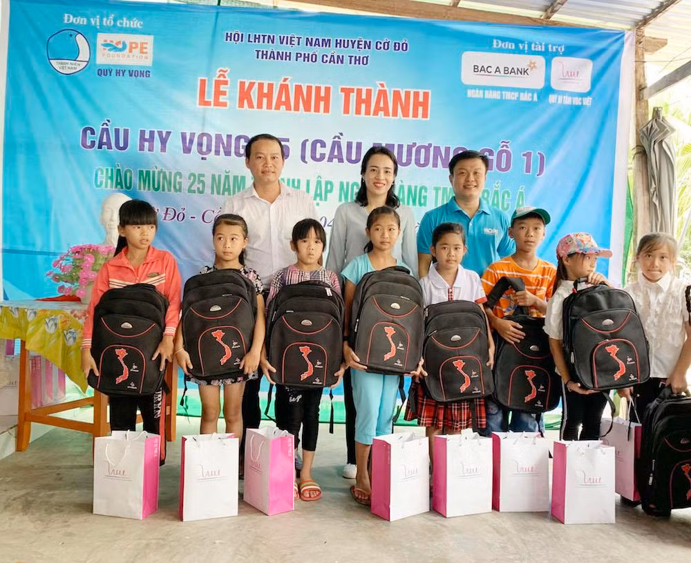 Từ trái sang: ông Trần Huy Đình - Phó Giám đốc BAC A BANK, chi nhánh Cần Thơ, Bà Trần Thị Như Trang - Giám đốc Quỹ Vì Tầm Vóc Việt, ông Huỳnh Thái Nguyên - Chủ tịch Hội liên hiệp Thanh niên Thành phố Cần Thơ trao quà cho các bạn nhỏ nhân dịp năm học mới.