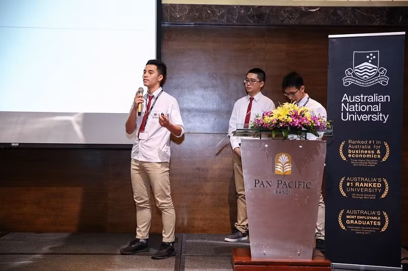 Trần Văn Hào tham gia cuộc thi tranh biện Quốc tế. Ngoài thành tích học tập tốt, Hào còn có thế mạnh về kỹ năng thuyết trình và khả năng tranh biện. Trần Văn Hào tham gia cuộc thi tranh biện Quốc tế. Ngoài thành tích học tập tốt, Hào còn có thế mạnh về kỹ năng thuyết trình và khả năng tranh biện.