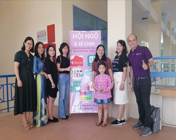 Từ trái sang phải, các cô giáo Nguyễn Hồng Minh, Lê Thị Hương, Nguyễn Thị Kim Vân, Nguyễn Thị Diến, Diệu Dương, Nguyễn Thị Thúy, Ngô Thanh Nam- thành viên của nhóm MIE Experts Việt Nam