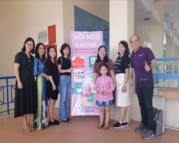 Từ trái sang phải, các cô giáo Nguyễn Hồng Minh, Lê Thị Hương, Nguyễn Thị Kim Vân, Nguyễn Thị Diến, Diệu Dương, Nguyễn Thị Thúy, Ngô Thanh Nam- thành viên của nhóm MIE Experts Việt Nam Từ trái sang phải, các cô giáo Nguyễn Hồng Minh, Lê Thị Hương, Nguyễn Thị Kim Vân, Nguyễn Thị Diến, Diệu Dương, Nguyễn Thị Thúy, Ngô Thanh Nam- thành viên của nhóm MIE Experts Việt Nam