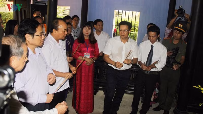 Thủ tướng Nguyễn Xuân Phúc dâng hương tại nhà lưu niệm Bác Hồ tại 112 Mai Thúc Loan, Thành phố Huế. Thủ tướng Nguyễn Xuân Phúc dâng hương tại nhà lưu niệm Bác Hồ tại 112 Mai Thúc Loan, Thành phố Huế.